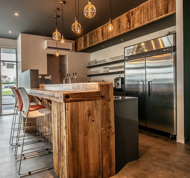 Una moderna sala de escape room en Madrid con bar y decoración cálida.