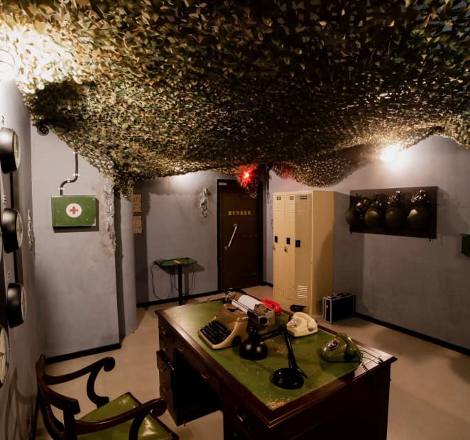 Un escape room à Nice avec décor militaire et accessoires vintage, ambiance immersive.